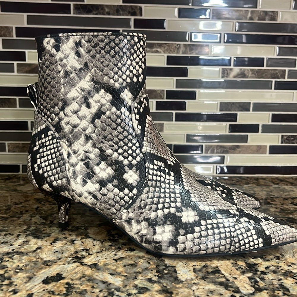 Brand new MK size 6.5